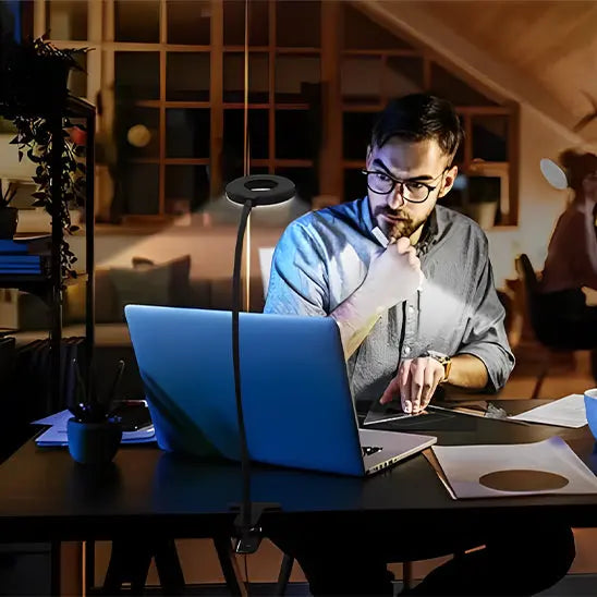 Lampe de bureau leds homme travail
