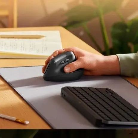 souris ergonomiqe verticale noir mains