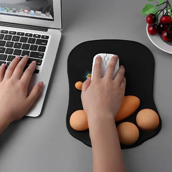 tapis de souris ergonomique souris mains blanche