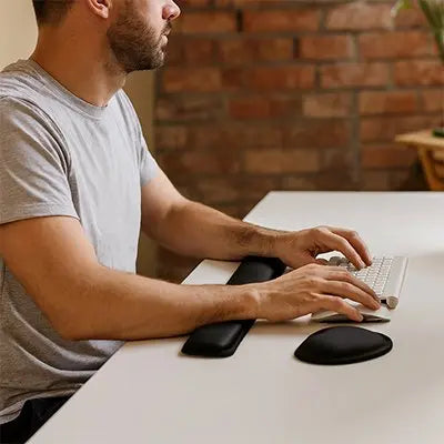 repose-poignet-clavier-homme-travail