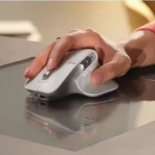 souris ergonomique blanche mains