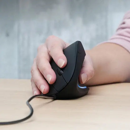 souris ergonomique verticale mains droite